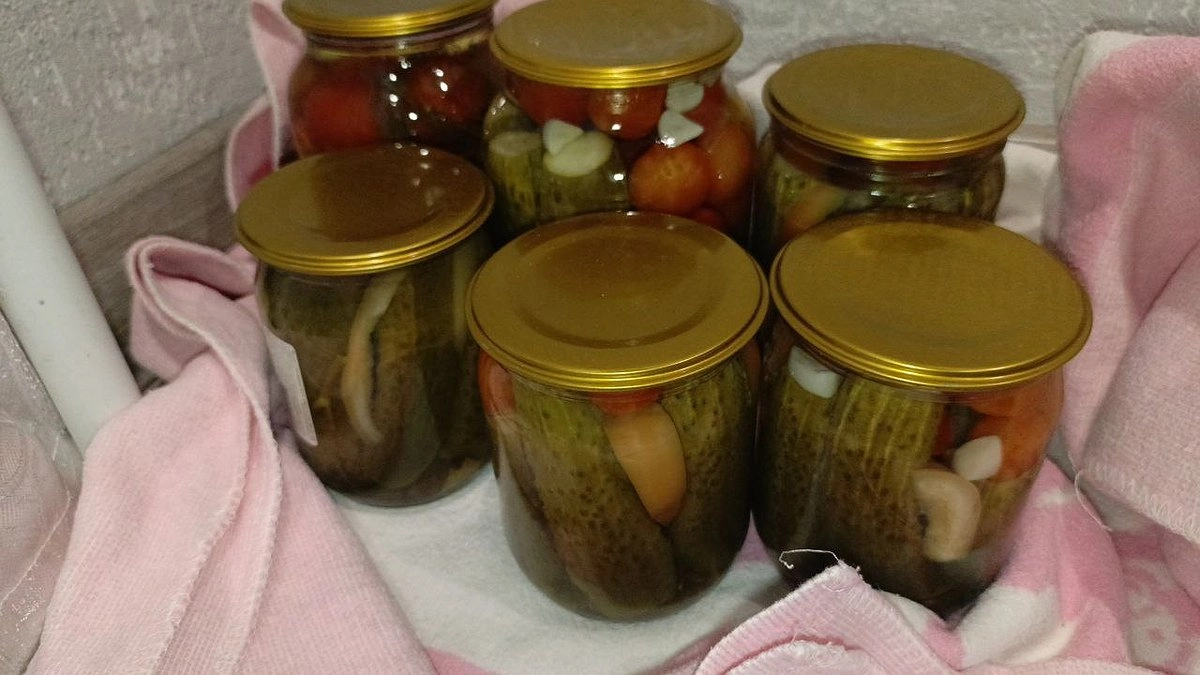 Огурчики в горчичном маринаде сметаются со стола первыми: руки уже  устали по 50 банок крутить, а семья все просит добавки