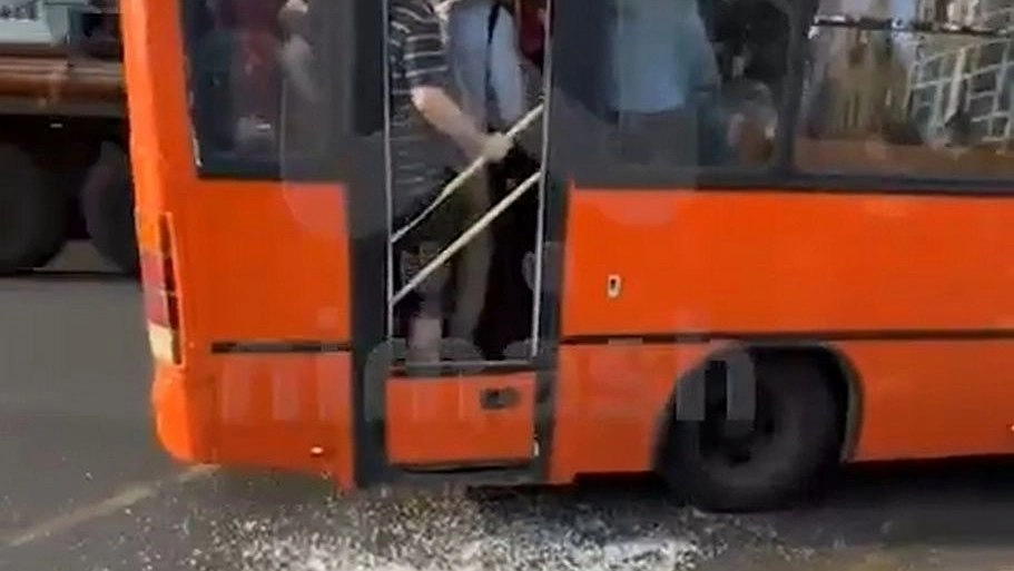 Дверь маршрутки не выдержала утреннего часа пик в Нижнем Новгороде