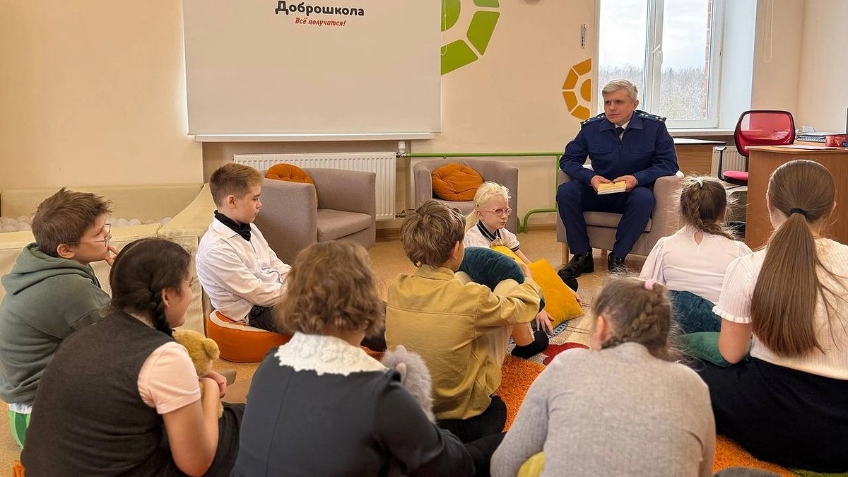 Главная картинка новости: Нижегородский прокурор прочитал слабовидящим детям былины и Евангелие