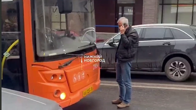 Главная картинка новости: Бывший вице-спикер ЗСНО, перегородивший дорогу автобусу, оштрафован на 800 рублей