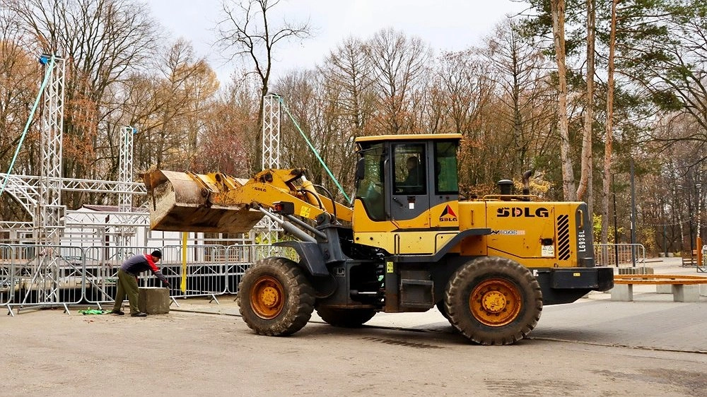 В Нижнем Новгороде начали готовить катки к зиме и заливают лёд во дворах