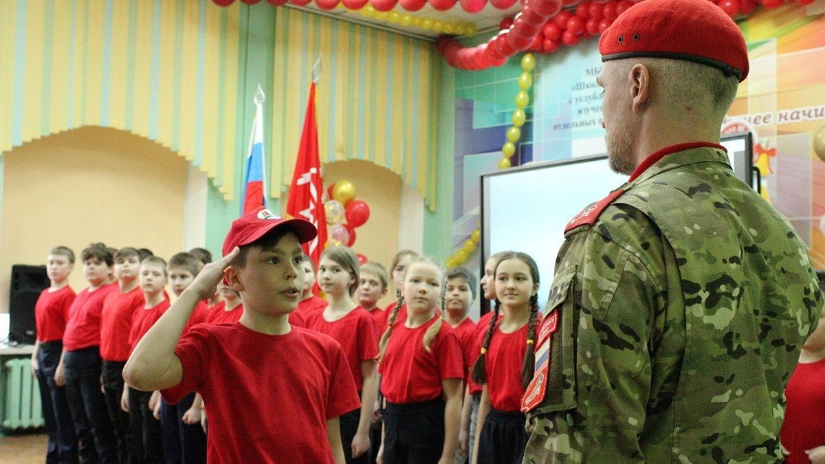 Главная картинка новости: На Автозаводе более 90 школьников вступили в ряды «Юнармии»