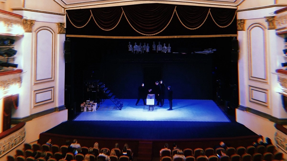 22-летний нижегородец хотел сводить девушку в театр и лишился 16 тысяч рублей