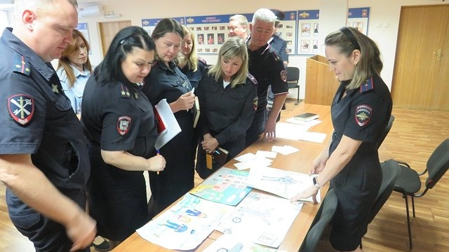 В Семеновском районе наградили победителей конкурса детского рисунка "Мои родители работают в полиции"