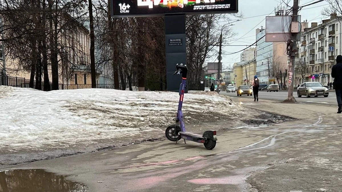 Главная картинка новости: Мужчина на самокате влетел в микроавтобус в Нижнем Новгороде