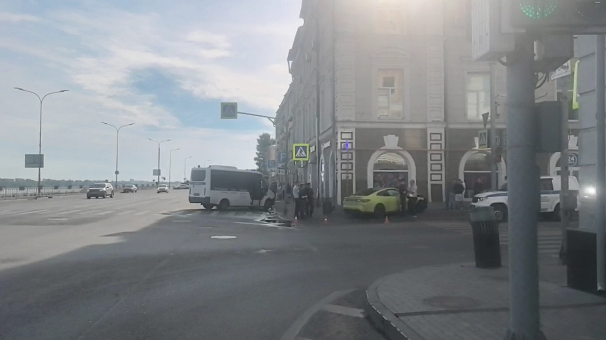 Главная картинка новости: Появились подробности аварии с протаранившим здание BMW в Нижнем Новгороде