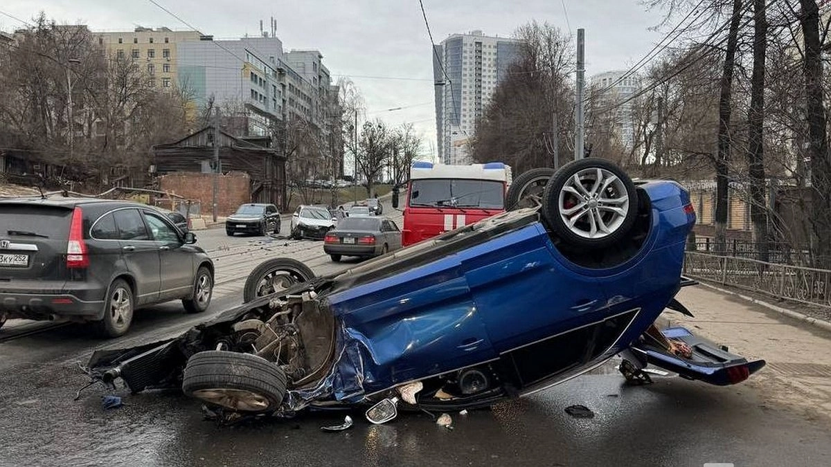 Главная картинка новости: Момент жесткого ДТП в центре Нижнего Новгорода попал на видео