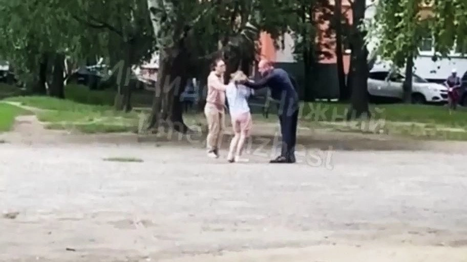 Главная картинка новости: Проверка началась из-за нападения на женщин и детей на Автозаводе