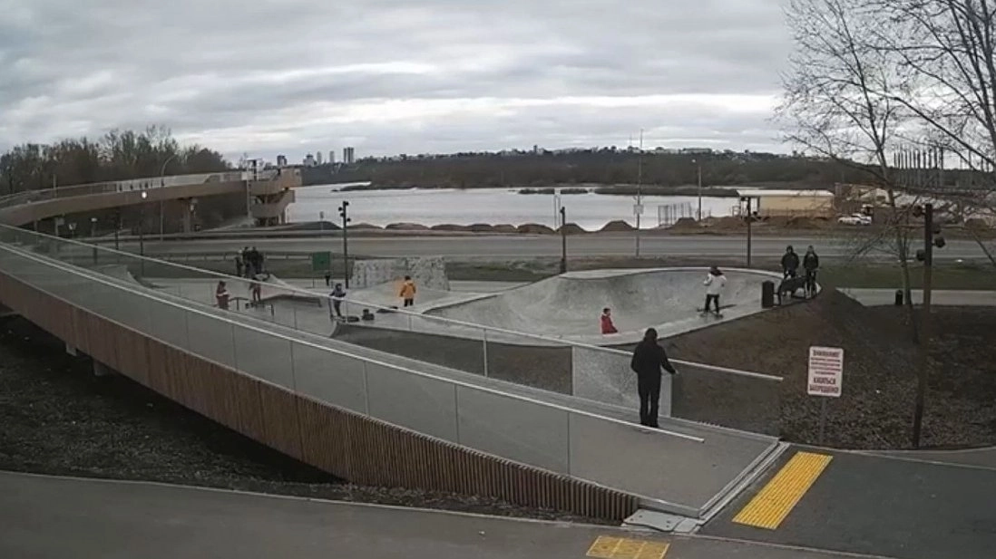 Главная картинка новости: Вандал разбил стеклянное ограждение на Бору под прицелом камер