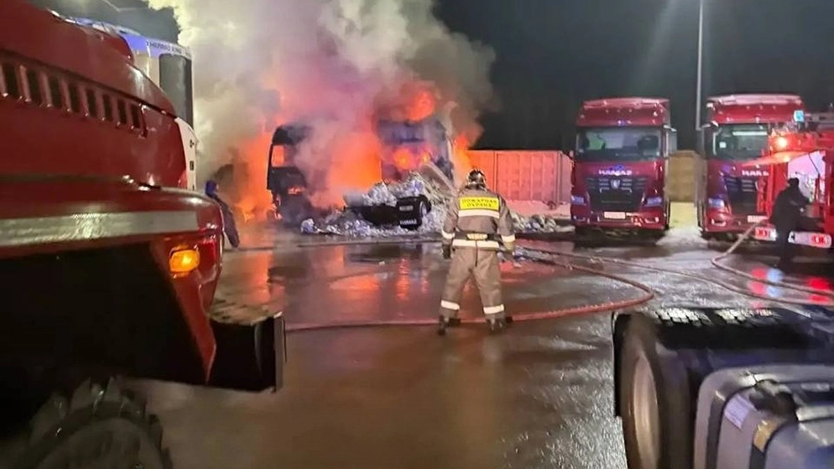 В Дзержинске на Московском шоссе пожар уничтожил и повредил по три грузовика