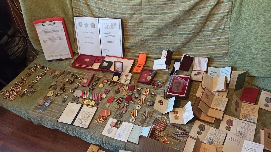 Главная картинка новости: ФСБ поймала иностранца-контрабандиста с орденами в Нижегородской области