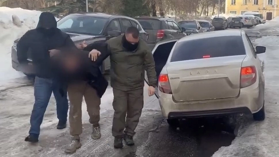 В Сарове двое мужчин едва не насмерть избили посетителя магазина.