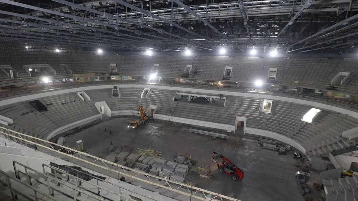 Основания тренировочных полей Ледового дворца смонтировали на Стрелке