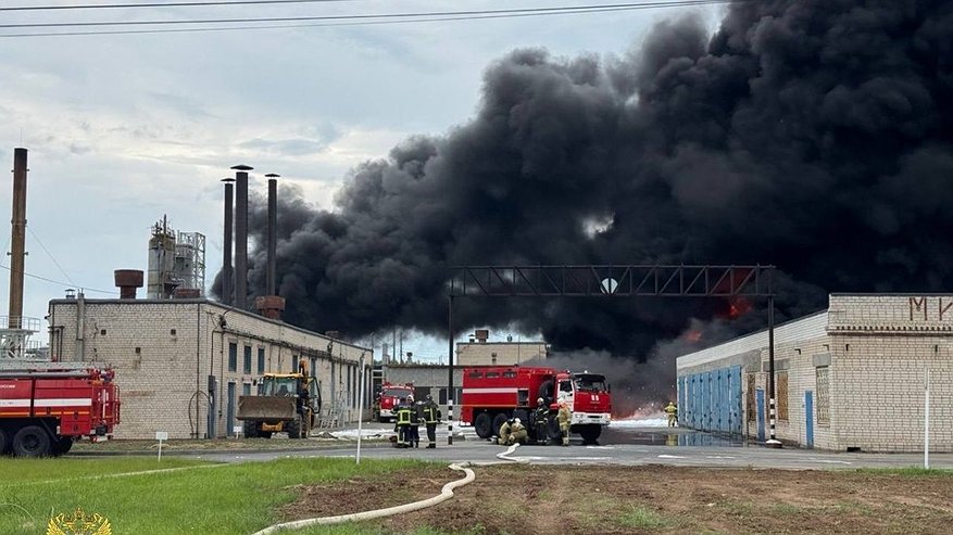 Главная картинка новости: Опубликовано фото с места мощного пожара в промзоне в Кстове