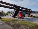 Самосвал снес трубы на улице Торфяной в Нижнем Новгороде