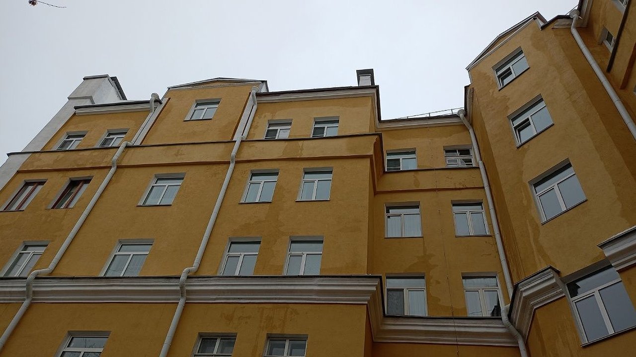 Главная картинка новости: ДУК прокомментировал ужасное состояние подъезда в доме с кинотеатром