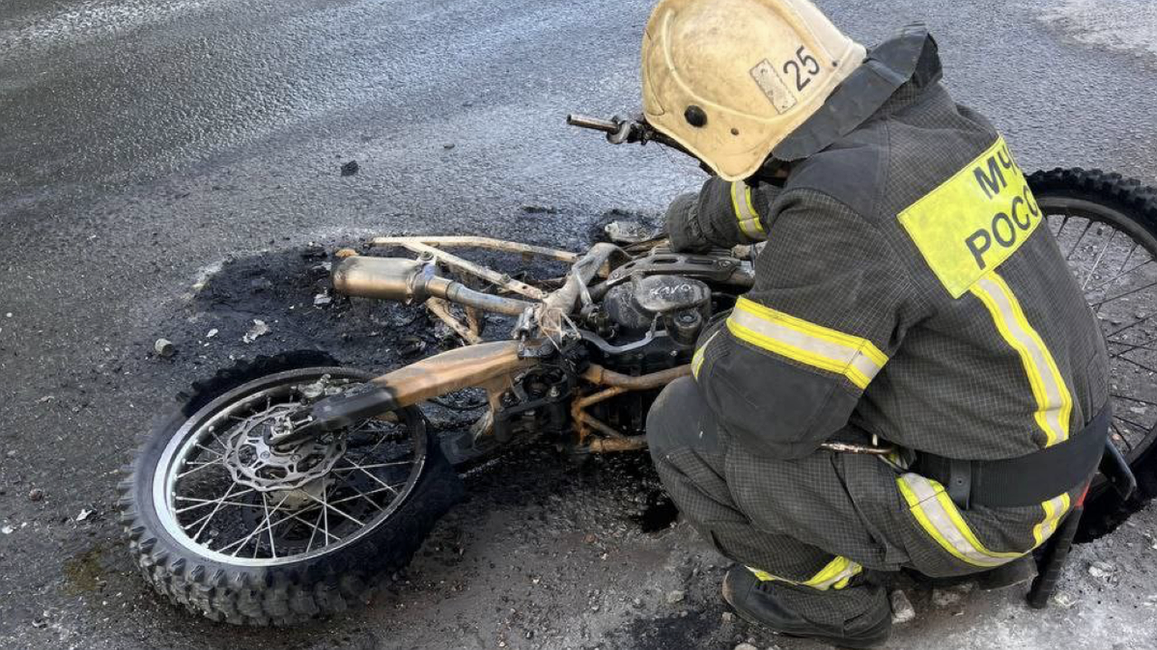 Главная картинка новости: Мотоцикл загорелся на ходу на улице Куйбышева в Нижнем Новгороде