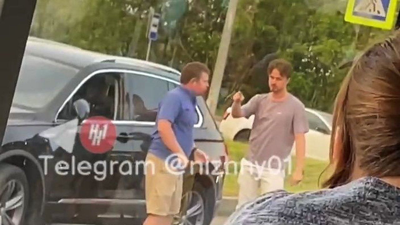 Главная картинка новости: Водители устроили драку на дороге в Нижнем Новгороде