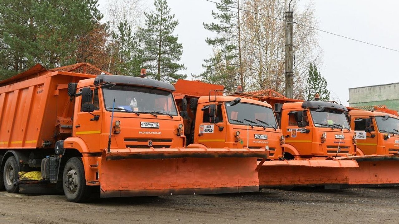 Главная картинка новости: Более 90 спецмашин будут убирать снег в Дзержинске зимой