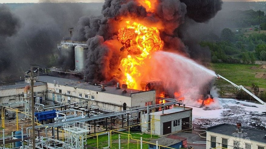 Главная картинка новости: Власти озвучили вероятную причину крупного пожара на битумном заводе в Кстове