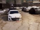 Лопнувший водопровод затопил улицу в Советском районе