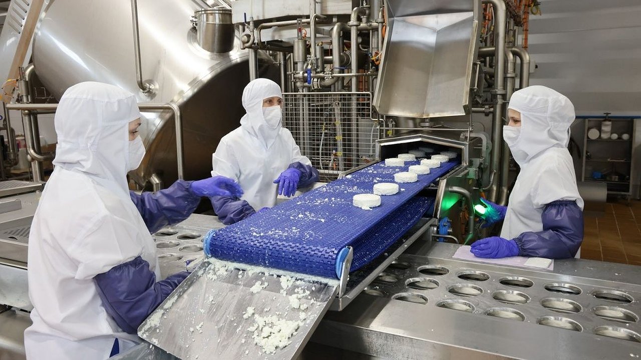 Главная картинка новости: Никитин оценил новое производство творога на заводе в Княгининском округе