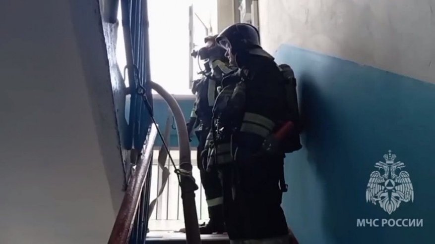Главная картинка новости: Мужчину спасли из горящей многоэтажки в Нижнем Новгороде