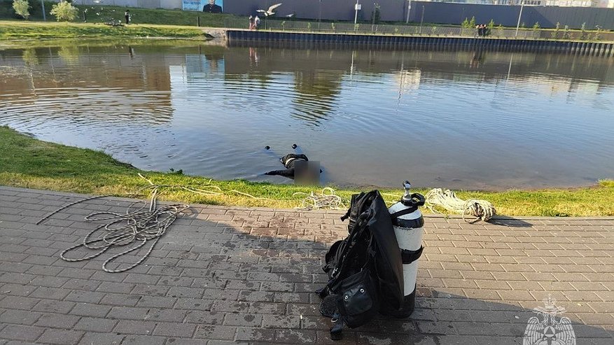 Главная картинка новости: Труп 19-летнего юноши достали из озера на Бору