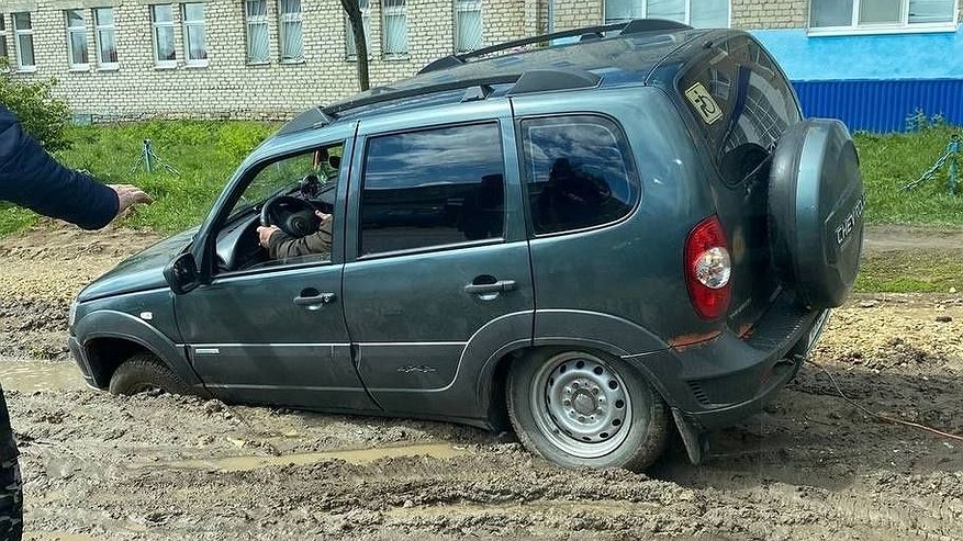 Главная картинка новости: Внедорожник ушел под землю в Лукоянове