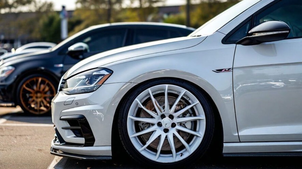 Главная картинка новости: Мужчина требует с МВД миллион рублей за разграбленную на штрафстоянке машину