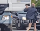 Мужчина в трусах бросается под машины в Нижнем Новгороде