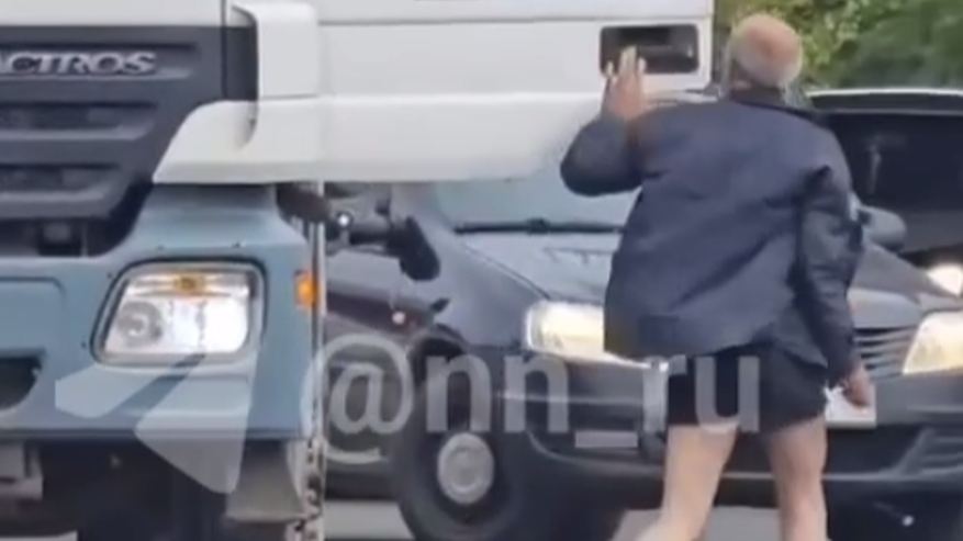 Главная картинка новости: Мужчина в трусах бросается под машины в Нижнем Новгороде