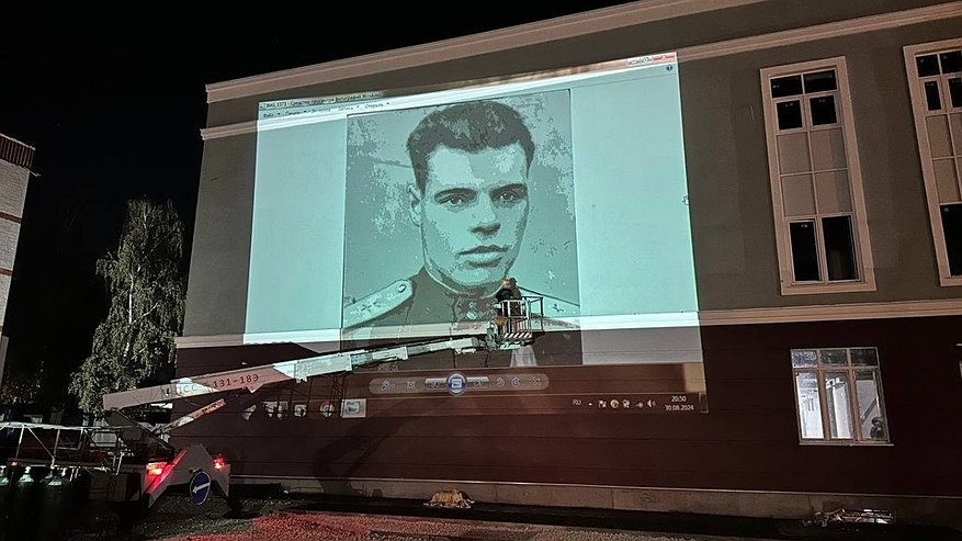 Главная картинка новости: Портреты героев появятся на фасаде дзержинской школы