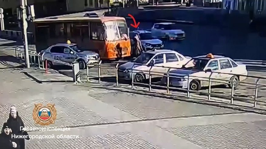 Главная картинка новости: Погибшая под автобусом у вокзала нижегородка работала в правительстве