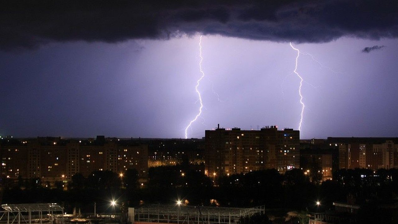 Главная картинка новости: Грозы и сильный ветер надвигаются на Нижегородскую область