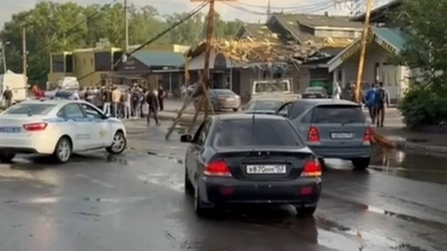 Главная картинка новости: Движение частично восстановлено на улице Удмуртской, где с кафе сорвало крышу