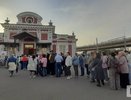 Сотни людей выстроились к Царскому павильону, открытому всего на 4 часа