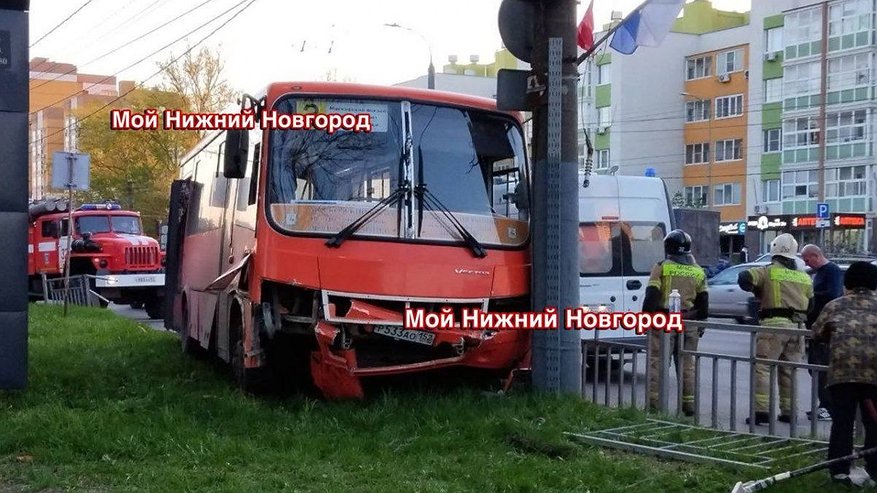 Главная картинка новости: Автобус с пассажирами влетела в столб на проспекте Гагарина