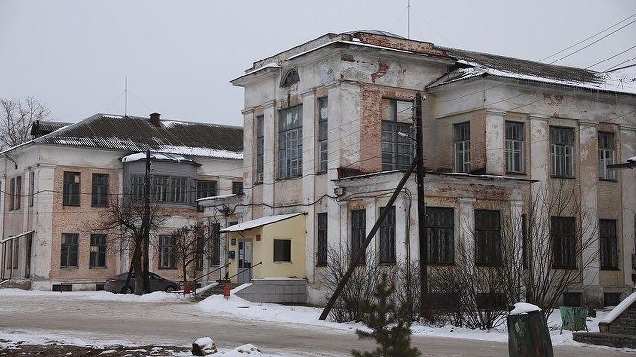 Главная картинка новости: Жители Балахны спорят о сносе старинного здания больницы
