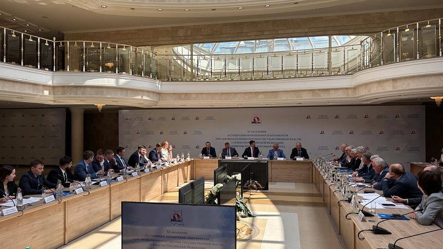 Главная картинка новости: Евгений Люлин принял участие в заседании Ассоциации молодежных парламентов ПФО