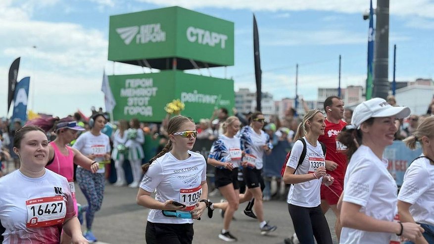 Главная картинка новости: Более 10 тысяч бегунов участвуют в полумарафоне в Нижнем Новгороде