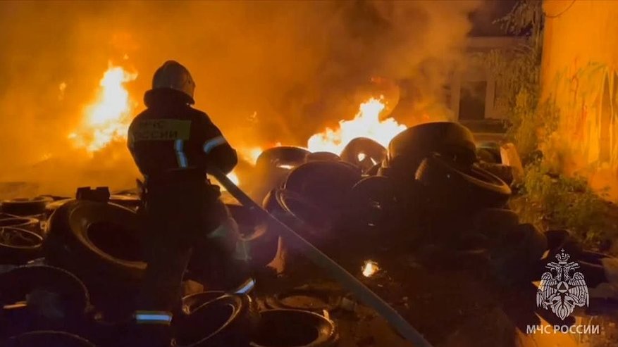 Главная картинка новости: Нелегальная свалка шин загорелась в Канавинском районе 