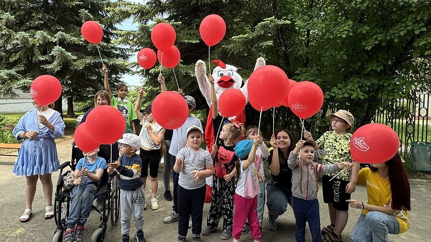 Главная картинка новости: Павловская птицефабрика организовала праздник для детей из центра реабилитации