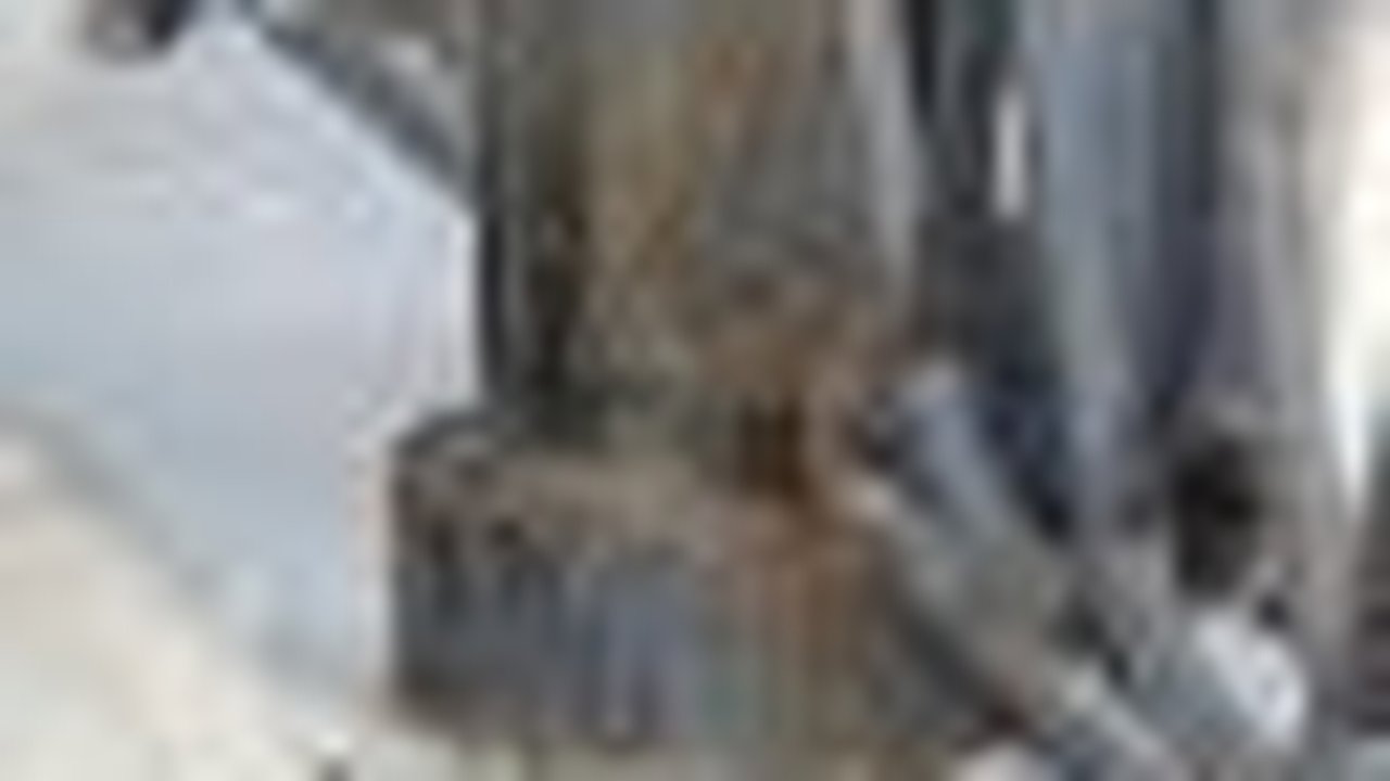 Главная картинка новости: Фонари и скамейки на Большой Покровской покрылись ржавчиной после зимы