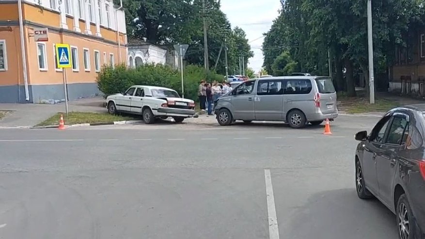 Главная картинка новости: Пенсионер на «Волге» устроил ДТП в Семенове