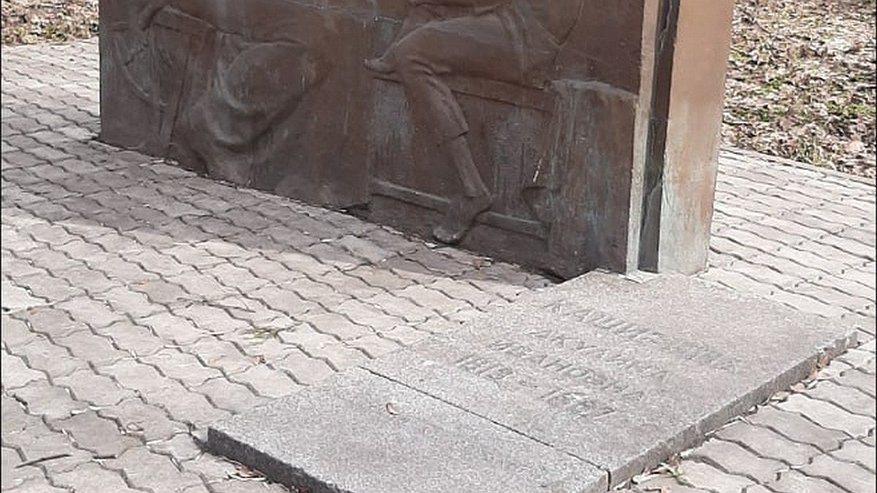 Главная картинка новости: Могильную плиту бабушки Максима Горького вернули в парк Кулибина