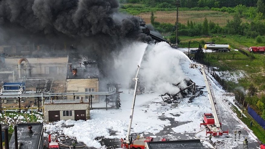 Главная картинка новости: Пожар ликвидировали на битумном заводе в Кстове