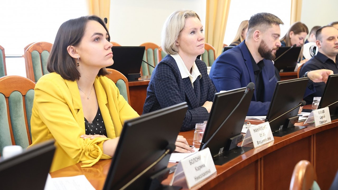 Главная картинка новости: Евгений Люлин: «Региону необходима новая программа поддержки молодых учителей, врачей, специалистов культуры»