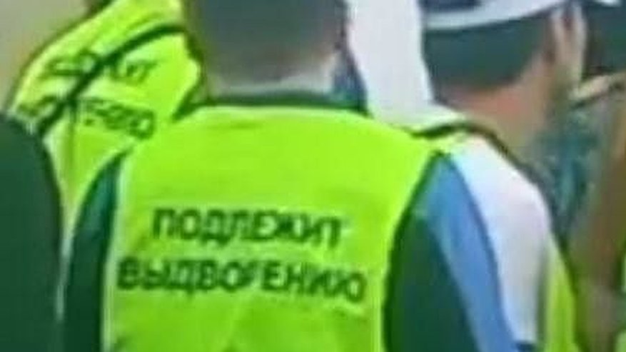 Главная картинка новости: Мигрантов одели в жилетки с надписью «Подлежит выдворению» в Нижнем Новгороде