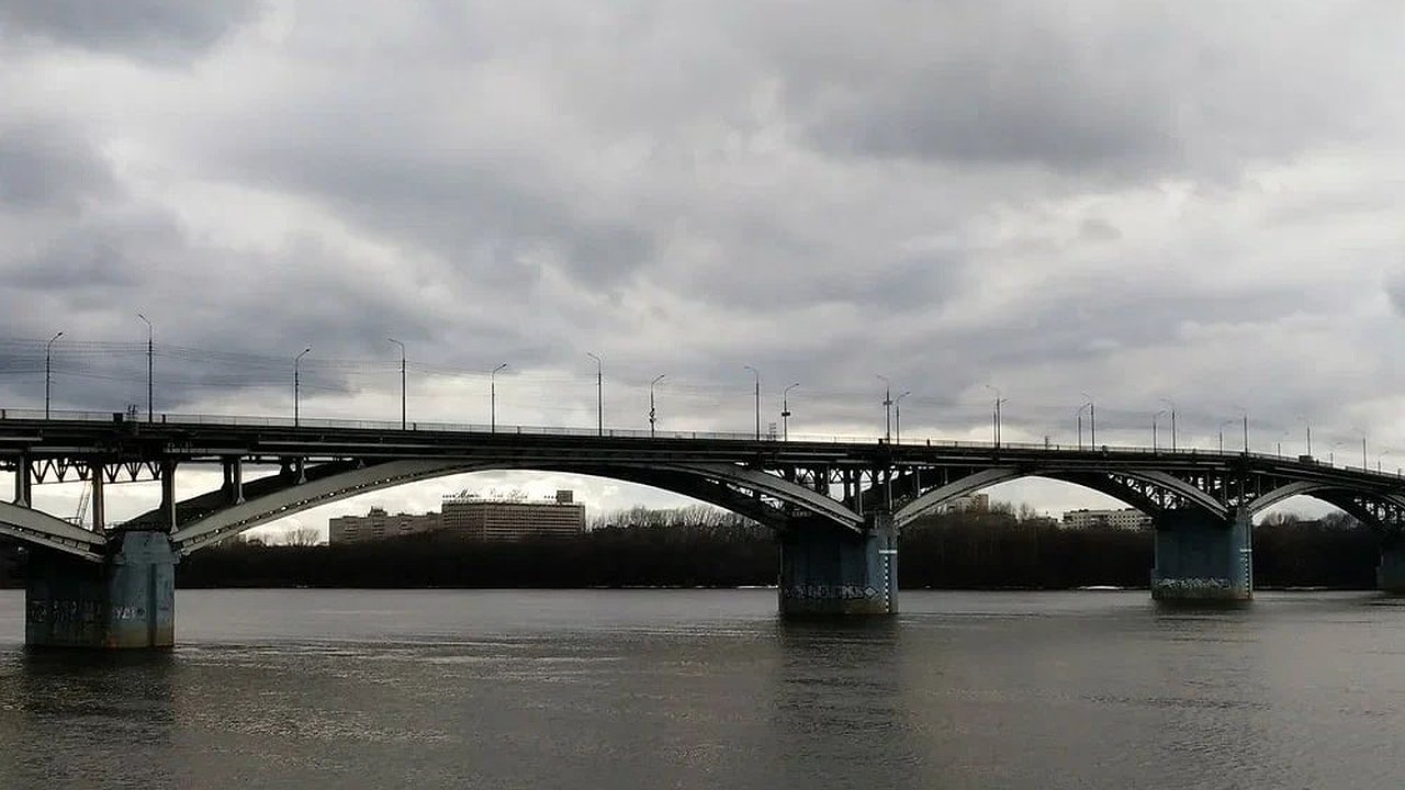 Главная картинка новости: Подпорная стена Канавинского моста покрылась трещинами